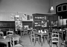 166081 Interieur van het N.S.-station Hoogeveen te Hoogeveen: wachtkamer 3e klasse.